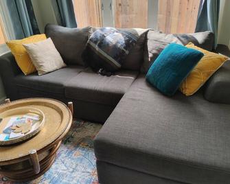 Spruce Suite - Beach and Vineyard steps away! - Cobble Hill - Living room