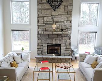 Hilltop Mansion Near Saratoga @ Rebecca's Fountain with Chef, Masseur & Fun - Niskayuna - Living room