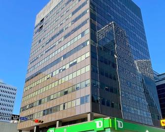 \'Luxurious Downtown Condo with Jetted Jacuzzi & Workspace - Business District\' - Regina - Building