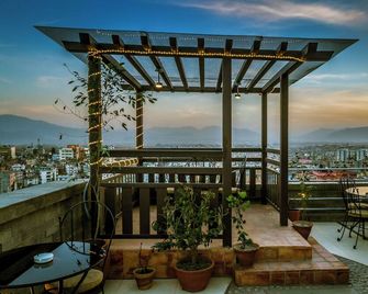 Airport Hotel Kathmandu - Near Pashupatinath Temple - Katmandú - Balcón