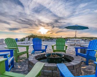 Oceanfront oasis with kitchenette, bay-view patio & AC - dog-friendly - North Truro - Patio