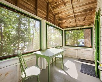 Lakefront Fiddlehead Tiny Cabin @ Getogether Stays - Orland - Comedor