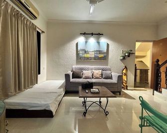 Stay Leisurely Boutique Suites and Apartments - Lonavala - Wohnzimmer