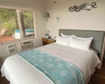 Cozy hidden gem tucked away where the mountains meet the sea. - Bow - Bedroom