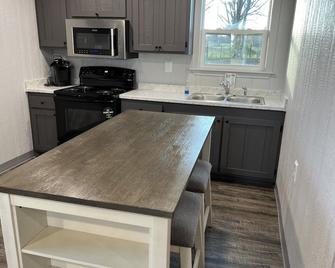 Cozy Home Near Gregg County Airport & Lake Cherokee - Longview - Kitchen