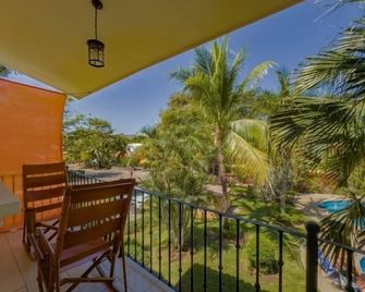 Pequeño Paraiso #8 Your Beach Escape Renovated Second-Floor Gem - Playa Matapalo - Balcón