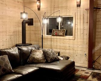 The Barndominium 167 with a Hot Tub on a 1/2 acre - Donnelly - Living room
