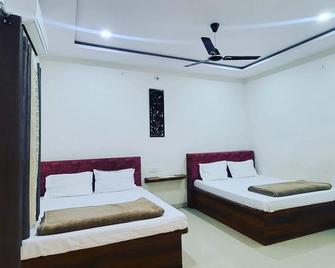 Hotel Maa Aarti Palace - אויאיין - חדר שינה