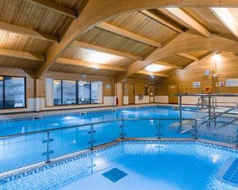 Keer Side Lodge, Luxury lodge with private hot tub at Pine Lake Resort - Carnforth - Piscina