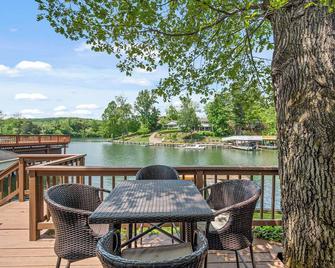 This house is a 3 bedroom(s), 2 bathrooms, located in Dublin, VA. - Dublin - Patio
