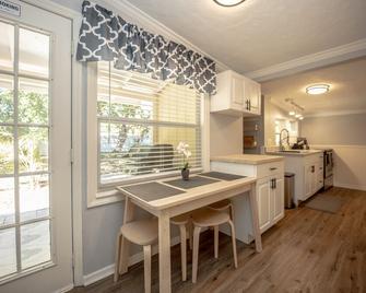 Cozy house near Siesta Key Beach - South Sarasota - Restaurant
