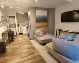 Inner Harbor's Best Furnished Luxury Apa - Baltimore - Living room
