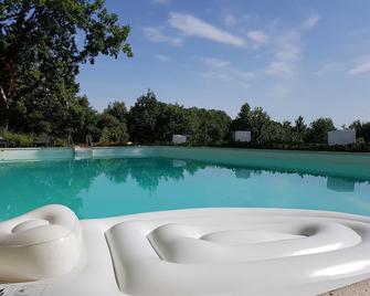 Triple Room with Garden View - Simeyrols - Piscina