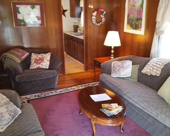 Charming Getaway Cottage - Hot Springs - Living room