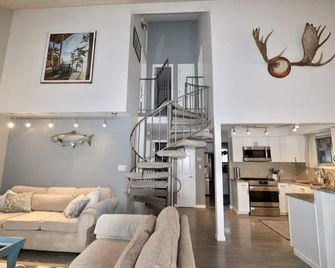 Modern & Unique South Anchorage Home - Anchorage - Living room