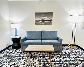 Best Western Plus Omaha Airport Inn - Carter Lake - Living room