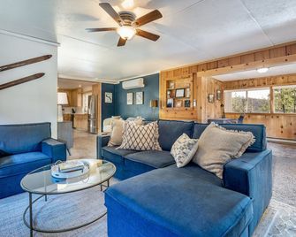 Canoe Creek Lodge brShort walk to the lake and 30 minutes from Yosemite - Bass Lake - Living room