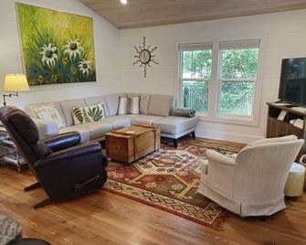 Comfy Cottage in Apalachicola; Easy Walk to Downtown! - Apalachicola - Wohnzimmer