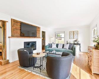 Inviting Home near park and lake - Edina - Living room