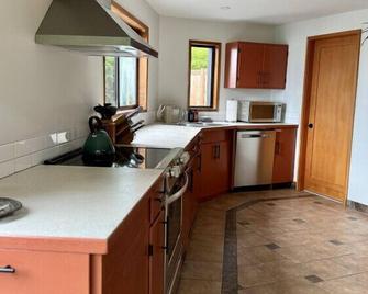 First Light - Waterfront, Hot tub, Sauna, EV - Tofino - Kitchen