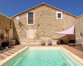 Charming holiday home in Aquitaine with Swimming Pool - Champagne-et-Fontaine - Piscina