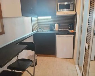 Mini House 25m2 - Barcelona - Kitchen