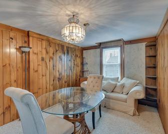 Riverfront Baldwinsville Apartment with Shared Deck! - Baldwinsville - Dining room