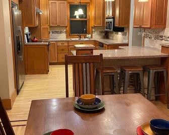 Holiday Haus in Historic New Ulm - sleeps 8+ - New Ulm - Kitchen