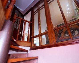 Wanderlust Hostel - Almaty - Escadas