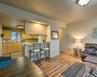 Central Apt Private Fireplace and Patio Access - Anacortes - Keuken