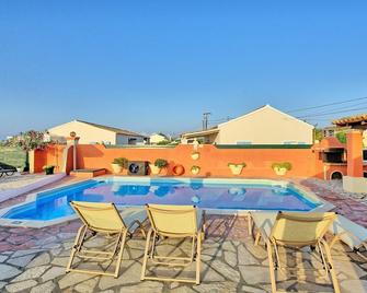 Beach Villa Athanasia - villa with private pool on the beach by PosarelliVillas - Acharavi - Piscina