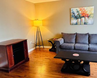 3br Family-Friendly Spacious Westbrook Oak | 2 Living Room | Lower Ensuite - Fredericton - Living room