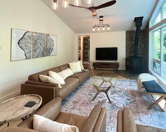 Private Lakehouse Retreat in Whitestone - Dunchurch - Living room
