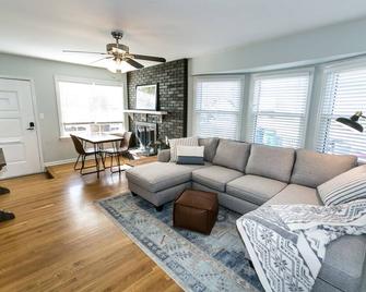 Safe Quiet Neighborhood! Clean and Cozy Family Friendly 2 bd w/ Large Deck! - St. Louis - Living room