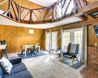 Secluded Jamestown Cabin with Fire Pit! - Jamestown - Sala de estar