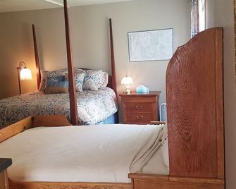 Gorgeous Studio home, Fenced yard, Open Yr Rnd, Dog Friendly. - Lake City - Bedroom