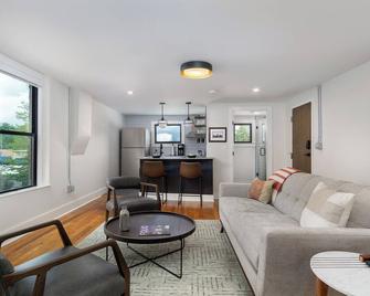 Cherry Street Loft (A) Pet-Friendly & In the Heart of Downtown Black Mtn! - Black Mountain - Living room