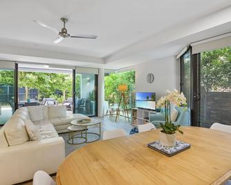 Single level Peregian apartment 2 min walk to beach - Noosa Heads - Living room