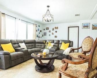 Charming Country Home, Pool, Pet Friendly - Clewiston - Sala