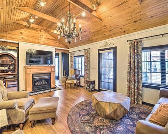 Eclectic Osage Cottage in Historic District - Eureka Springs - Living room