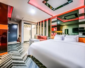 Pohang Ocheon Vinastay Unmanned Hotel - Pohang - Habitación