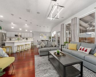 Fancy home in Frisco-Heated spa &pool BBQ Gameroom close to DFW sleep 10-14 - Frisco - Sala de estar
