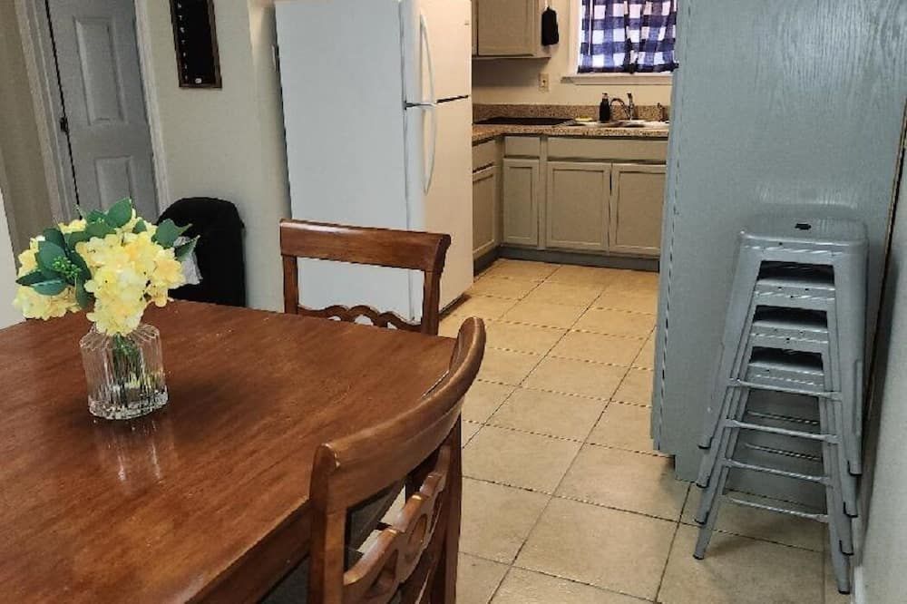 Fully furnished with all the amenities of home centrally located - ניו אורלינס - חדר אוכל