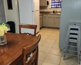 Fully furnished with all the amenities of home centrally located - New Orleans - Yemek odası