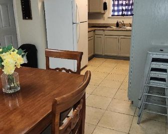 Fully furnished with all the amenities of home centrally located - ניו אורלינס - חדר אוכל