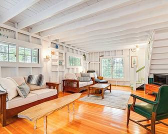 Rustic Marlboro Cottage 4 Mi to Lake Raponda! - Brattleboro - Living room