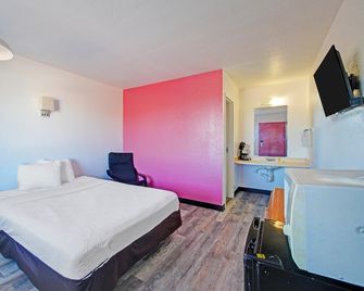 Motel 10 - Lordsburg - Bedroom
