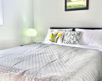 Lakefront Cottage #2 - Less Than 30 Minutes To Sandbanks - Lake Consecon Resort - Prince Edward - Bedroom