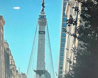 Gorgeous apartment downtown Indy steps from Monument Circle - Indianapolis