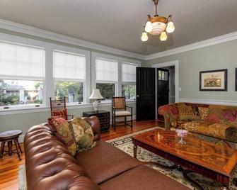 Renowned Historic Home Downtownacross Fr - Winston-Salem - Living room